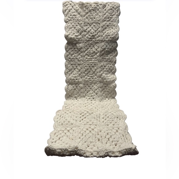 Hand Crocheted Runner and Square Dollies. Pre owned Vintage - Picture 1 of 5